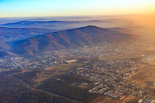 Vue aérienne de Vue de la ville depuis le nord, en arrière-plan le Melibokus à Bickenbach dans le département Hesse, Allemagne