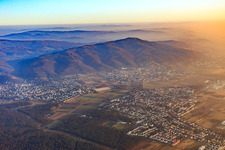 Vue aérienne de Vue de la ville depuis le nord, en arrière-plan le Melibokus à le quartier Alsbach in Alsbach-Hähnlein dans le département Hesse, Allemagne