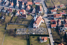 Vue aérienne de Cimetière de l'église catholique Saint-Martin à Seebach dans le département Bas Rhin, France