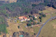 Vue aérienne de Hôtel et ferme communautaire Josefshof, élevage Galloway Am Adelberg et Free Farm Forest School Southern Palatinate eV à Völkersweiler dans le département Rhénanie-Palatinat, Allemagne