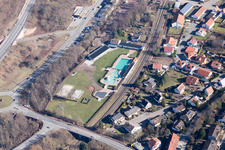 Vue aérienne de Piscine extérieure à Annweiler am Trifels dans le département Rhénanie-Palatinat, Allemagne
