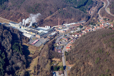 Vue aérienne de Les locaux de l'usine de carton Buchmann GmbH à le quartier Sarnstall in Annweiler am Trifels dans le département Rhénanie-Palatinat, Allemagne