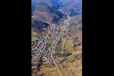 Vue aérienne de Vue d'ensemble de la forêt du Palatinat depuis le sud-est à Eußerthal dans le département Rhénanie-Palatinat, Allemagne