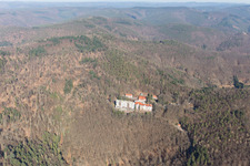 Vue aérienne de Clinique spécialisée Eußerthal. Clinique de réhabilitation des toxicomanes à Eußerthal dans le département Rhénanie-Palatinat, Allemagne