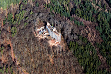 Vue aérienne de Ruines et vestiges du mur de l'ancien château de Meistersel à Ramberg dans le département Rhénanie-Palatinat, Allemagne