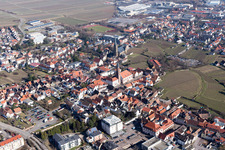 Vue aérienne de Vue des rues et des maisons des quartiers résidentiels à Edenkoben dans le département Rhénanie-Palatinat, Allemagne