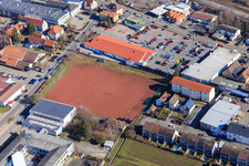 Vue aérienne de Lidl et terrain de sport à la Paul-Gillet-Realschule plus Edenkoben à Edenkoben dans le département Rhénanie-Palatinat, Allemagne