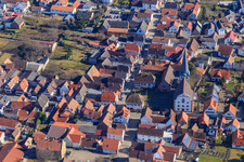 Vue aérienne de Église catholique à Venningen dans le département Rhénanie-Palatinat, Allemagne
