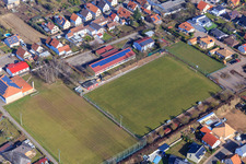 Vue aérienne de Terrain de sport du SV Gommersheim 1945 eV au centre-ville à Gommersheim dans le département Rhénanie-Palatinat, Allemagne