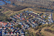 Vue aérienne de Nouveau projet Zollhausweg avec jardin d'enfants municipal Villa Kunterbunt sur Altrheinstraße à Philippsburg dans le département Bade-Wurtemberg, Allemagne