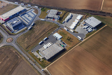 Vue aérienne de Zone industrielle dans la vallée de Spire avec ITK Engineering GmbH, TRANSAC International Shipping Company Ltd., Kardex Software GmbH et Resinnovation GmbH à Rülzheim dans le département Rhénanie-Palatinat, Allemagne