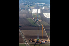 Chantier de construction pour l’assemblage de la tour d’éolienne à Hatzenbühl dans le département Rhénanie-Palatinat, Allemagne hors des airs