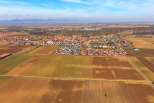Vue aérienne de Vue du village depuis le sud à Steinweiler dans le département Rhénanie-Palatinat, Allemagne