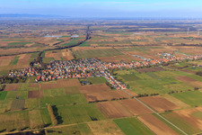 Vue aérienne de Vue du village au-delà de l'Otterbach depuis le sud à Freckenfeld dans le département Rhénanie-Palatinat, Allemagne
