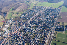 Vue oblique de Rue Haupt à le quartier Blankenloch in Stutensee dans le département Bade-Wurtemberg, Allemagne