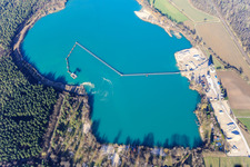 Vue aérienne de Plage et MinERALiX Sand and Gravel GmbH - Gravière Scherrieble au lac de carrière Weingarten à Weingarten dans le département Bade-Wurtemberg, Allemagne