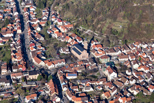 Vue aérienne de Église paroissiale de Côme et Damien à le quartier Untergrombach in Bruchsal dans le département Bade-Wurtemberg, Allemagne