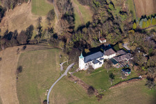 Vue aérienne de Chapelle Michaelskapelle sur le Michaelsberg à le quartier Untergrombach in Bruchsal dans le département Bade-Wurtemberg, Allemagne