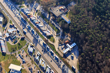 Vue aérienne de Stations-service d'autoroute : station-service Tank & Rast Bruchsal Ouest et station-service Serways Bruchsal Est sur l'A5 en provenance du nord à Forst dans le département Bade-Wurtemberg, Allemagne