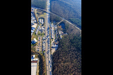 Photographie aérienne de Stations-service d'autoroute : station-service Tank & Rast Bruchsal Ouest et station-service Serways Bruchsal Est sur l'A5 en provenance du nord à Forst dans le département Bade-Wurtemberg, Allemagne