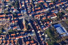 Vue aérienne de Rue principale, St. Remigius et Lußhardthalle depuis l'ouest à Hambrücken dans le département Bade-Wurtemberg, Allemagne