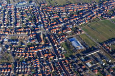 Vue aérienne de Kirchstraße x Hauptstraße, St. Remigius et Lußhardthalle depuis l'ouest à Hambrücken dans le département Bade-Wurtemberg, Allemagne