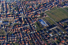 Vue aérienne de Kirchstraße x Hauptstraße, St. Remigius et Lußhardthalle depuis l'ouest à Hambrücken dans le département Bade-Wurtemberg, Allemagne