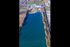 Vue oblique de Lac en béton avec l'usine de béton Fehr Technologies du sud-ouest à le quartier Wiesental in Waghäusel dans le département Bade-Wurtemberg, Allemagne