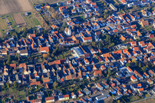 Vue aérienne de Centre du village avec l'église catholique Saint-Martin à Hanhofen dans le département Rhénanie-Palatinat, Allemagne