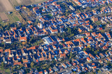 Vue aérienne de Centre du village avec l'église catholique Saint-Martin à Hanhofen dans le département Rhénanie-Palatinat, Allemagne