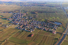 Vue aérienne de Vue d'ensemble de Schloßweier sur l'A65 depuis le nord-ouest à Kirrweiler dans le département Rhénanie-Palatinat, Allemagne