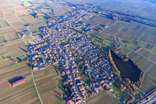 Vue aérienne de Vue d'ensemble de la ville avec Schloßweier sur l'A65 depuis l'ouest à Kirrweiler dans le département Rhénanie-Palatinat, Allemagne