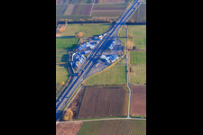 Vue aérienne de Aires de repos Serways Route des vins du Palatinat Est et Ouest sur l'A65 depuis le nord à Edesheim dans le département Rhénanie-Palatinat, Allemagne