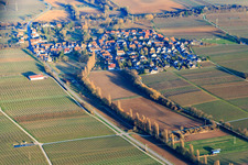 Vue aérienne de Vue du village depuis l'ouest à Knöringen dans le département Rhénanie-Palatinat, Allemagne