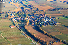 Vue aérienne de Vue du village depuis l'ouest à Knöringen dans le département Rhénanie-Palatinat, Allemagne
