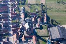 Vue aérienne de Bâtiment d'église au centre du village à Betschdorf dans le département Bas Rhin, France