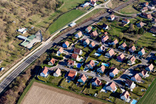 Vue aérienne de Rail, voie et caténaire de la ligne TGV Strasbourg-Paris sur le réseau SNCF jusqu'à Ettendorf à Ettendorf dans le département Bas Rhin, France