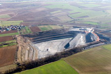 Vue aérienne de Terrain et zones de morts-terrains de la mine de gravier à ciel ouvert à Lixhausen dans le département Bas Rhin, France
