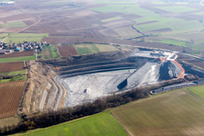 Vue aérienne de Terrain et zones de morts-terrains de la mine de gravier à ciel ouvert à Lixhausen dans le département Bas Rhin, France