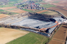 Terrain et zones de morts-terrains de la mine de gravier à ciel ouvert à Lixhausen dans le département Bas Rhin, France hors des airs