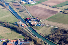 Vue aérienne de Écluse n° 38 à Lupstein dans le département Bas Rhin, France