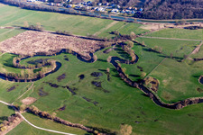 Vue aérienne de Courbe sinueuse et sinueuse d'un ruisseau - Rivière Zorn à Hochfelden dans le département Bas Rhin, France
