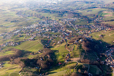 Vue aérienne de Ruines et vestiges des murs de l'ancien château et forteresse de Neuwindeck à le quartier Matzenhöfe in Lauf dans le département Bade-Wurtemberg, Allemagne