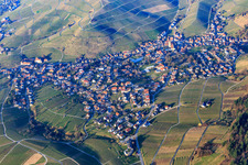 Vue aérienne de Vue de la ville entre les vignobles de Bade depuis le sud à le quartier Neuweier in Baden-Baden dans le département Bade-Wurtemberg, Allemagne
