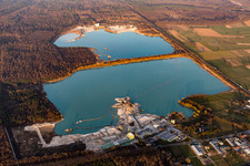 Vue aérienne de Gravière, étangs de carrière du sud à le quartier Neumalsch in Malsch dans le département Bade-Wurtemberg, Allemagne