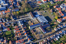 Vue aérienne de École primaire d'Herxheim et salle des fêtes Elmar Weiller Herxheim à Herxheim bei Landau dans le département Rhénanie-Palatinat, Allemagne