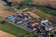 Vue aérienne de Zone commerciale Im Riegel avec ALDI SÜD, PENNY, Schuh-Hanss, KiK Herxheim et dm-drogerie markt à Herxheim bei Landau dans le département Rhénanie-Palatinat, Allemagne