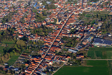 Vue aérienne de Vue d'ensemble de la ville avec la rue principale depuis le sud-ouest à Bellheim dans le département Rhénanie-Palatinat, Allemagne