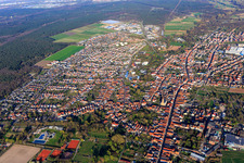 Vue aérienne de Vue d'ensemble de la ville depuis l'ouest à Bellheim dans le département Rhénanie-Palatinat, Allemagne