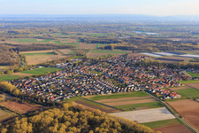 Vue aérienne de Vue du village dans les prairies du Rhin depuis le nord-ouest à Hördt dans le département Rhénanie-Palatinat, Allemagne